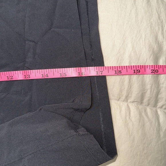 Lululemon black shorts Large zipper side and back pockets - Picture 5 of 6